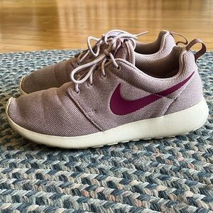 Womens Nike Roshe tennis shoes